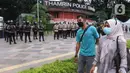 Aparat kepolisian bersenjata lengkap melakukan penjagaan di kawasan Bundaran Hotel Indonesia (HI), Jakarta, Rabu (12/5/2021). Pengamanan ketat tersebut dilakukan untuk menjaga perayan Idul Fitri 1442 di jantung Ibu Kota. (Liputan6.com/Angga Yuniar)