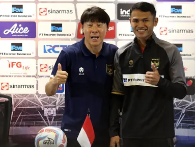 Pelatih Shin Tae Yong (kiri) bersama pemain Timnas Indonesia Dimas Drajad usai memberikan keterangan resmi jelang laga FIFA Matchday melawan Argentina di Stadion Utama Gelora Bung Karno, Jakarta, Minggu (18/6/2023). (Liputan6.com/Helmi Fithriansyah)