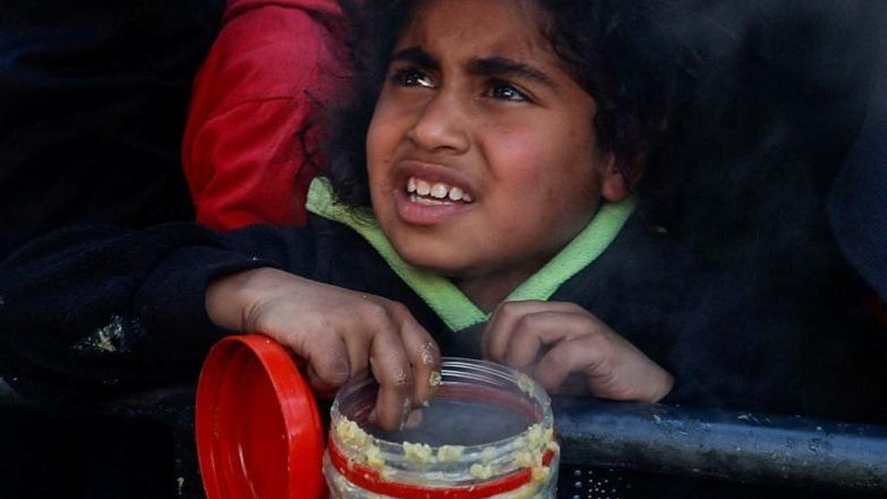 Dilaporkan ada sekitar lebih dari 1,2 juta orang Palestina mengungsi di Rafah. Mereka menghadapi krisis pangan. Foto: REUTERS / Mohammed Salem