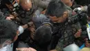 Salah satu tersangka yang terjaring dalam operasi tangkap tangan (OTT) di Bengkulu setelah dipindahkan dari Bengkulu ke Jakarta, Selasa (24/5).Tersangka tersangkut kasus korupsi di Rumah Sakit M Yunus, Bengkulu. (Liputan6.com/Helmi Afandi)