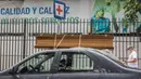 Peti mati kardus berisi jenazah diletakkan di atas mobil sebelum dimakamkan di luar Rumah Sakit Teodoro Maldonado di Guayaquil, Senin (6/4/2020). Kehabisan peti mati, kota terbesar di Ekuador yang menjadi klaster wabah virus corona itu menggunakan kotak kardus untuk korban Covid-19. (AP/Luis Perez)
