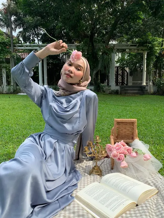 Elegan, cukup pilih silk dress warna biru yang elegan dan padukan dengan hijab warna pastel. Cocok buat piknik. [@nasariastri]