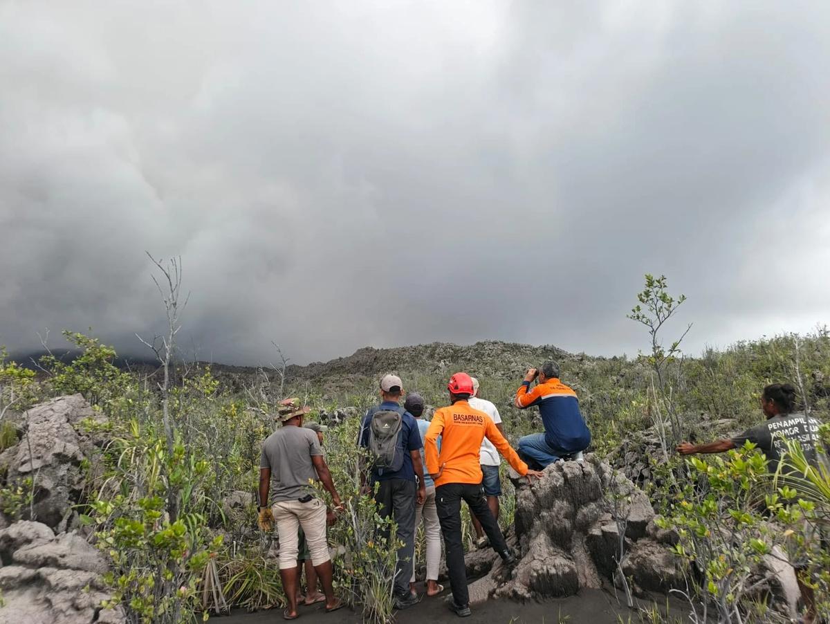 FOTO: Tim SAR Gabungan Evakuasi Pendaki Terdampak Erupsi Gunung Dukono