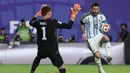 Kiper Swiss Gregor Kobel, bertahan saat penyerang Argentina Lionel Messi mengontrol bola selama pertandingan perempat final Piala Dunia 2026 antara Argentina dan Swiss di Stadion Kansas City, Kansas City, Sabtu, 11 Juli 2026. (AFP/  Odd Andersen)