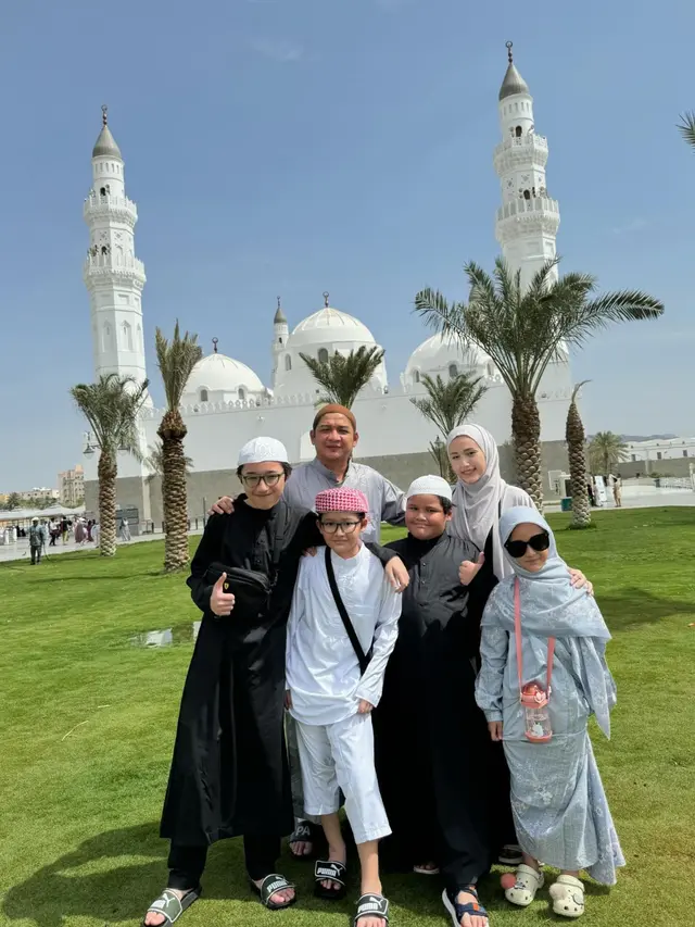 7 Potret Pasha Ungu Jalani Umrah Bareng Istri dan Keempat Anaknya