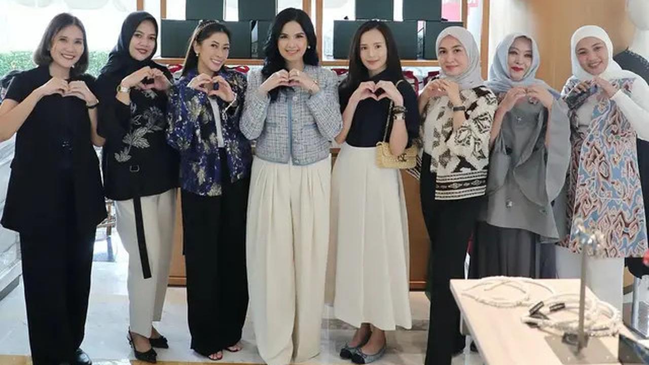 6 Pesona Glowing Annisa Pohan dengan Soft Makeup dan Rambut Mengembang