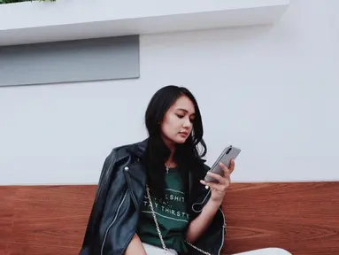 Menjalani hidup sebagai selebriti, mau tak mau Dea Annisa harus memperhatikan penampilannya. Tak hanya pakaiannya yang modis, Dea juga suka gonta-ganti gaya rambut. Salah satunya gaya rambut lurus tanpa poni yang semakin menunjukkan pesona kecantikan Dea Annisa. (Liputan6.com/IG/@deaaannisa)