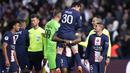 Striker PSG, Lionel Messi bersama rekan-rekannya merayakan kemenangan atas Lille setelah berakhirnya laga pekan ke-24 Ligue-1 2022/2023 di Parc des Princes Stadium, Paris (19/2/2023). Lionel Messi juga tercatat sebagai raja tendangan bebas di liga top Eropa sejak 2010/2011 di mana ia telah mencetak total 39 gol melalui eksekusi tendangan bebas menurut TNT Sport. (AP Photo/Christophe Ena)