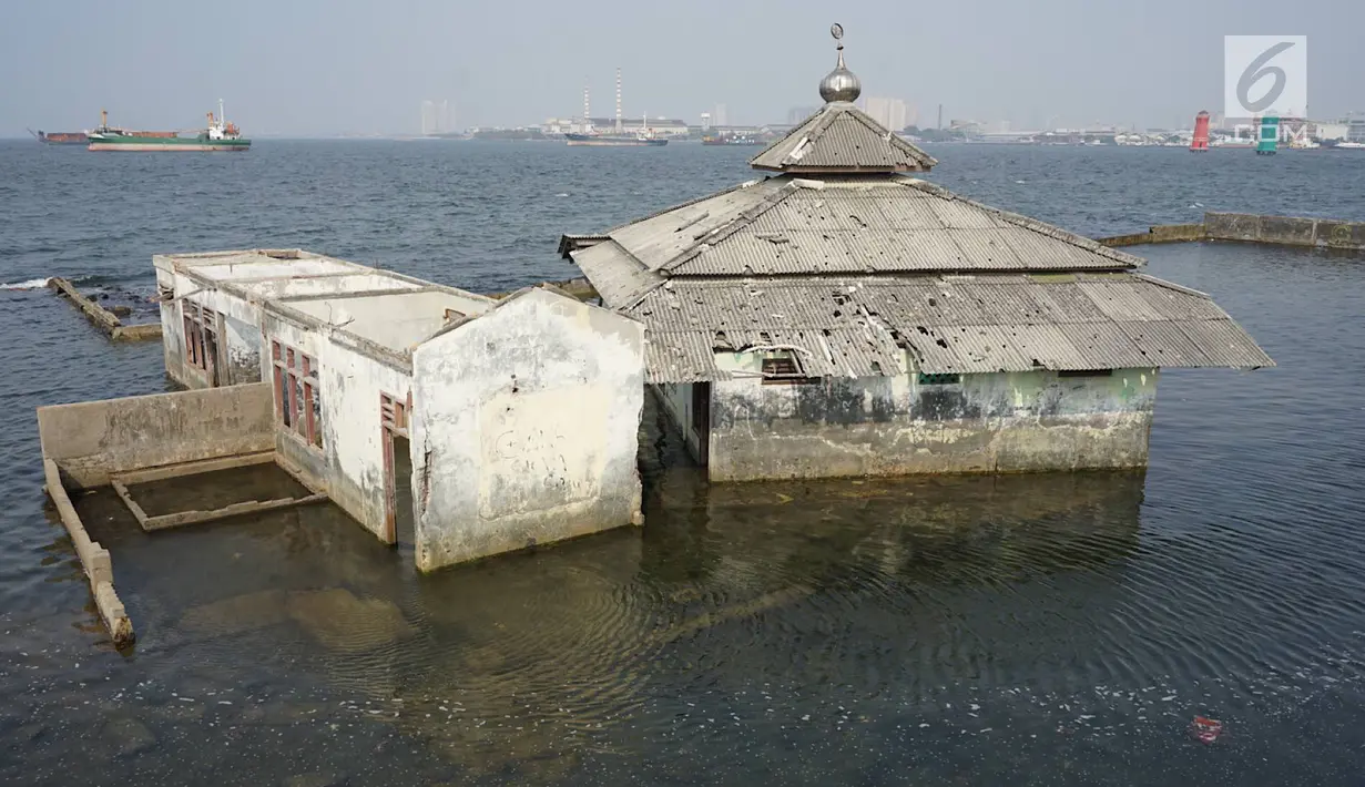 Bangunan tempat ibadah berada di perbatasan laut dan daratan di kawasan Muara Baru, Jakarta Utara, Selasa (30/7/2019). Naiknya permukaan air laut selama bertahun-tahun menyebabkan kawasan tersebut terendam banjir hingga menyatu dengan lautan. (Liputan6.com/Immanuel Antonius)