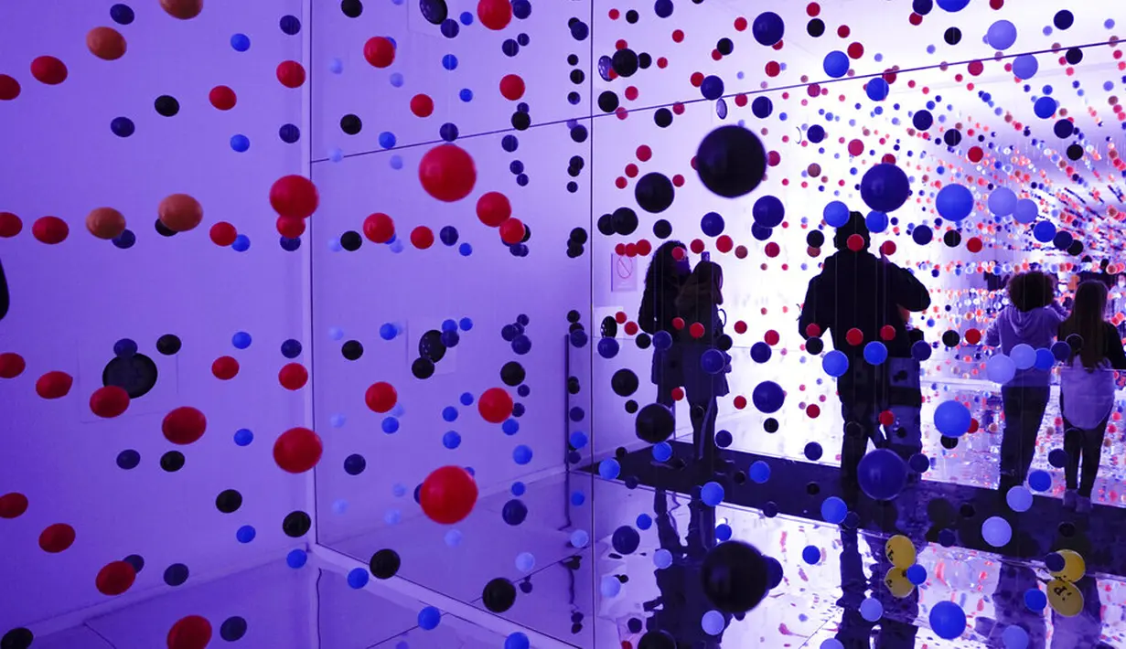 Pengunjung melihat Never Ending Stories bagian dari pameran seni Let's Fly yang seluruhnya terdiri dari balon dan karya seni tiup di Museum Balon Roma, Italia, 5 Januari 2022. (AP Photo/Alessandra Tarantino)