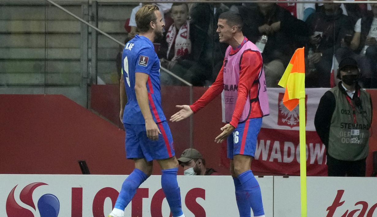 Striker Inggris, Harry Kane (kiri) berselebrasi dengan rekannya Conor Coady usai mencetak gol ke gawang Polandia pada kualifikasi grup I Piala Dunia 2022 di stadion Narodowy di Warsawa (9/9/2021). Dengan hasil imbang ini Inggris tetap memimpin grup I dengan 16 poin. (AP Photo/Czarek Sokolowski)