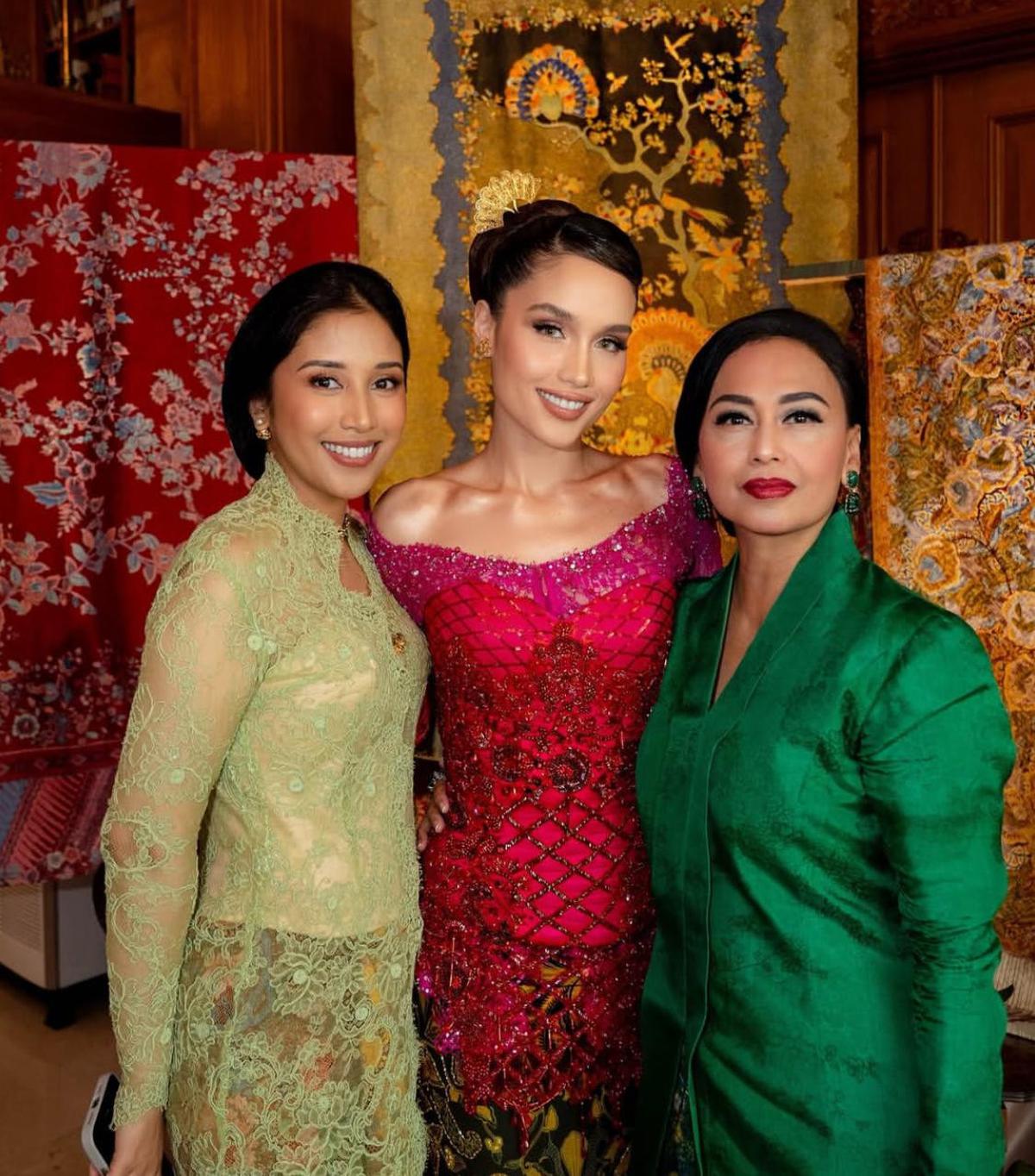 7 Potret Cinta Laura Tampil Elegan dalam Kebaya Merah Muda di Hari Kartini