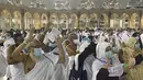 Jemaah haji mengelilingi Ka'bah di Masjidil Haram , di kota suci umat Islam Mekkah, Arab Saudi, Minggu (17/10/2021). Penurunan nasional yang signifikan dalam kasus COVID-19 dan tingkat vaksinasi yang tinggi di Kerajaan, sejumlah pembatasan akan dilonggarkan mulai hari Minggu. (AP Photo/Amr Nabil)