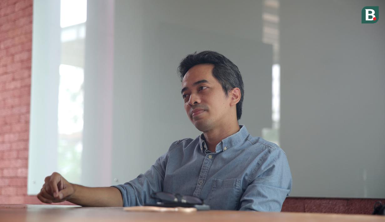 CEO PSIM Yogyakarta, Bima Sinung Widagdo menyempatkan diri hadir di kantor Bola.com untuk mengungkapkan perasaannya ketika pertama kali mendengar kabar dari Kanjuruhan. (Bola.com/Abdul Azis)