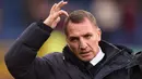 Leicester City kini tengah berada di ujung zona degradasi, yaitu posisi ke-17 klasemen Liga Inggris. Klub asuhan Brendan Rodgers baru berhasil meraih 11 poin dalam 12 laga yang mereka lalui. Situasi ini jelas membuat pria Irlandia Utara itu berada dalam tekanan besar. Ia harus segera membalikkan keadaan jika ingin mempertahankan pekerjaannya. (AFP/Oli Scarff)