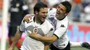 Selebrasi striker Valencia, Juan Mata (kiri) bersama David Villa seusai mencetak gol pertama ke gawang Sevilla di pekan pertama La Liga yang berlangsung di Mestalla Stadium, 30 Agustus 2009. AFP PHOTO/JOSE JORDAN 