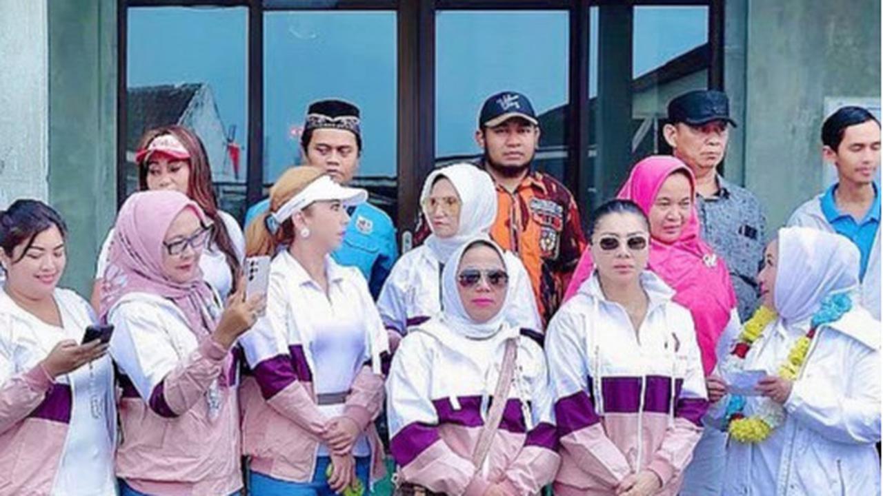 Ringankan Beban Masyarakat, Ibu Kombes Heni Tania dan PPLIPI Berbagi Paket Sembako yang Terdampak Banjir di Bekasi