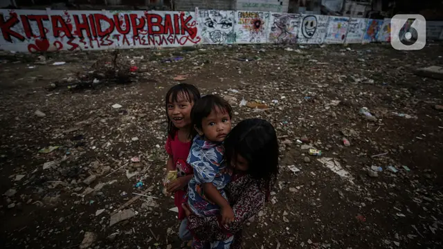 Bermain di antara reruntuhan rumah