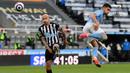 Gelandang Manchester City, Ferran Torres (kanan) melepaskan tendangan yang berbuah gol kedua timya ke gawang Newcastle United dalam laga lanjutan Liga Inggris 2020/2021 pekan ke-36 di St James' Park, Newcastle, Jumat (14/5/2021). Manchester City menang 4-3 atas Newcastle. (AFP/Stu Forster/Pool)