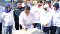 Penjabat Gubernur Sulbar Akmal Malik (tengah) menandatangani prasasti pada peluncuran Plaza Karampuang di Kabupaten Mamuju, Senin (1/5) (Istimewa)