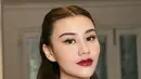 Potret close up penuh pesona dari Aaliyah Massaid dengan outfit merah dan pulasan lipstik glossy yang juga berwarna merah merona. [Foto: Instagram/aaliyah.massaid]