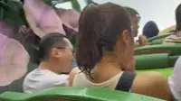 Pengunjung terjebak di roller coaster Genting Skyworlds Theme Park, Malaysia, selama hujan deras. (dok. tangkapan layar TikTok @thesandaily/https://www.tiktok.com/@thesandaily/video/7275250088585235719)