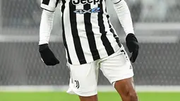 Gelandang Juventus, Juan Cuadrado mengontrol bola saat bertanding melawan Udines pada pertandingan lanjutan Liga Serie A Italia di Allianz Stadium di Turin, Minggu (16/1/2022). Juventus menang atas Udinese 2-2. (AFP/ Isabella Bonotto)