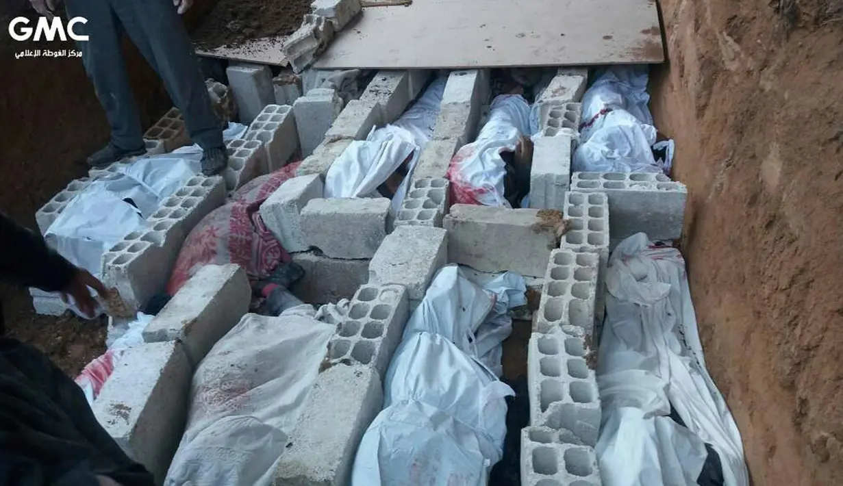 Penampakan jasad korban yang terbunuh saat serangan udara pemerintah Suriah di Ghouta, pinggiran kota Damaskus, Suriah, Rabu (21/2). (Ghouta Media Center via AP)