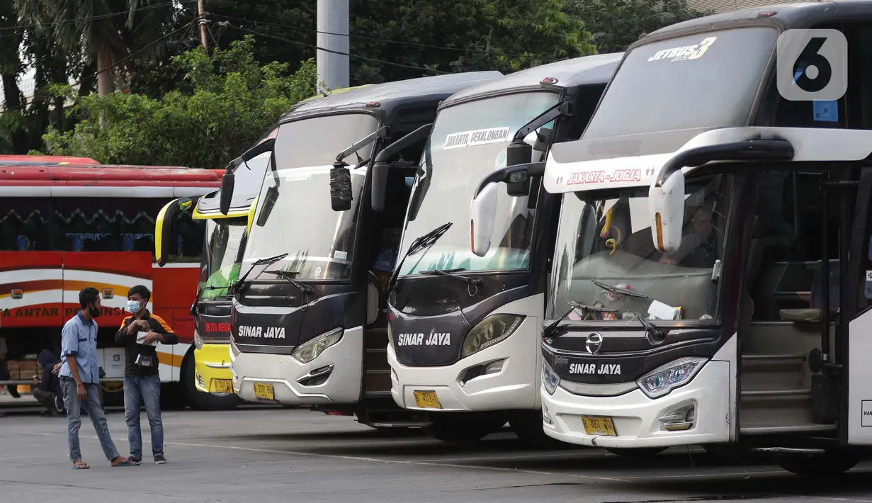 Suasana Terminal Kampung Rambutan, Jakarta, Kamis (22/4/2021). Pemerintah resmi memperluas periode larangan mudik lebaran 2021 mulai 22 April sampai 24 Mei 2021 yang tertuang dalam Adendum Surat Edaran (SE) Nomor 13 Tahun 2021. (Liputan6.com/Helmi Fithriansyah)