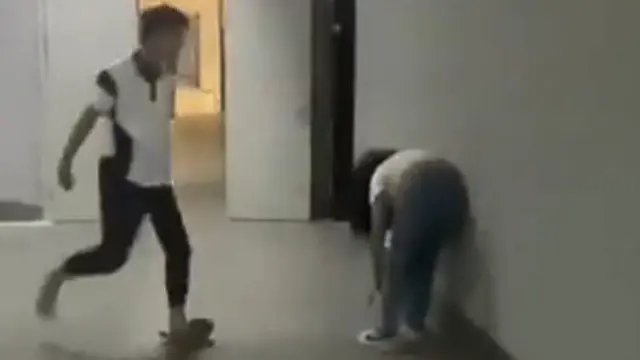 Sebuah video kekerasan viral di jagat media sosial Malaysia. Polisi yang menerima laporan tersebut kini menyelidiki pelaku di dalam video (Tangkapan Layar).