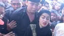 Ekspresi pilu Julia Perez saat menyaksikan pemakaman Olga Syahputra (Foto: Galih W Satria)