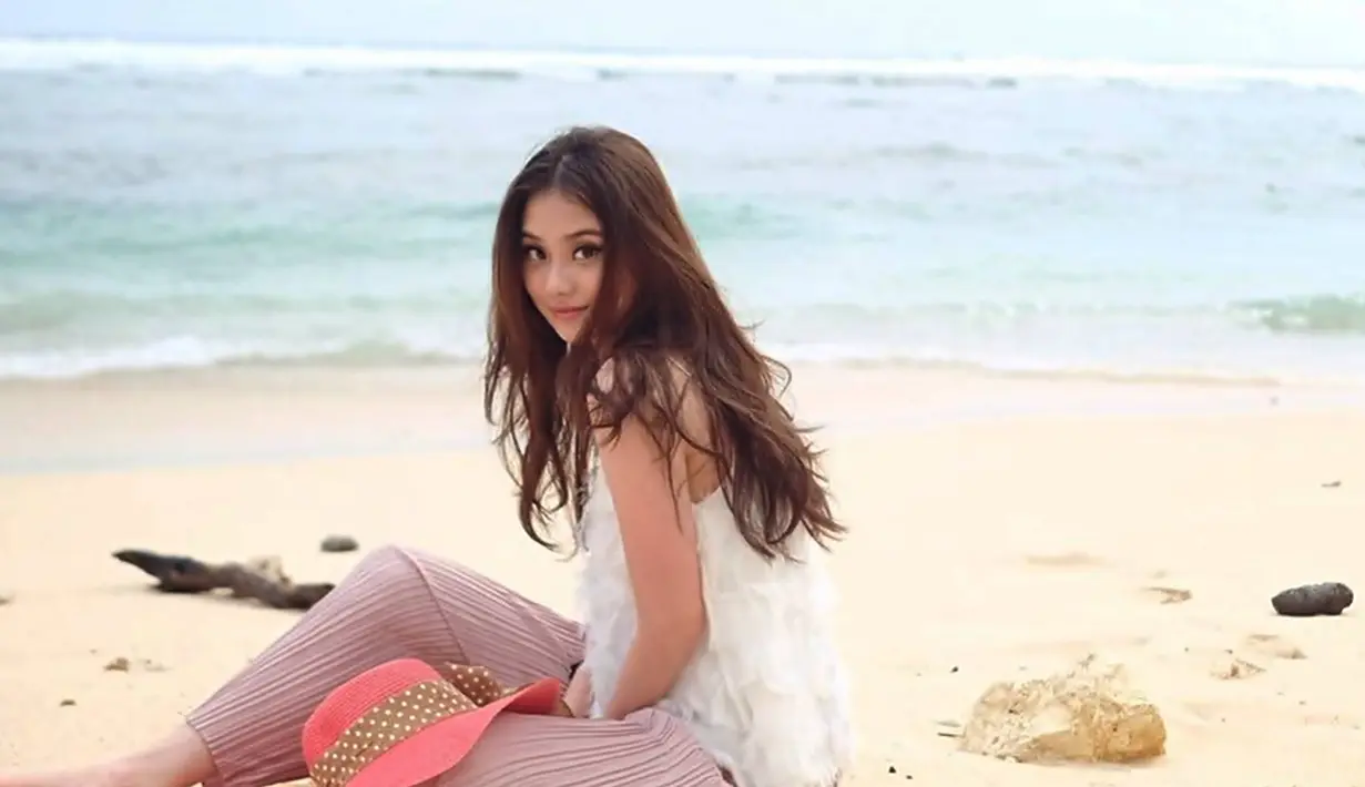 Sebagai seorang selebriti, Gege kerap membagikan berbagai aktivitasnya dalam media sosial Instagram. Wanita yang gemar berolahraga tenis lapangan ini pun kerap mencuri perhatian dengan berbagai penampilannya yang menawan. Baik dalam busana kasual, maupun dalam balutan busana glamor saat menjalani berbagai pemotretan. (Liputan6.com/IG/gegeelisa94)