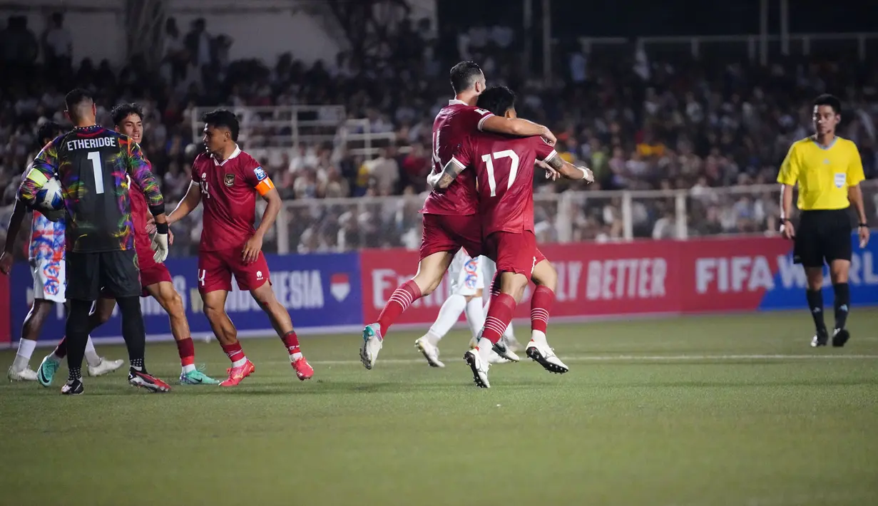 Selebrasi pemain Timnas Indonesia, Saddil Ramdani (kanan) bersama rekannya, Jordi Amat setelah mencetak gol penyeimbang 1-1 ke gawang Filipina pada laga matchday kedua Grup F putaran kedua Kualifikasi Piala Dunia 2026 Zona Asia di Rizal Memorial Stadium, Manila, Selasa (21/11/2023) malam WIB. (Dok. PSSI)