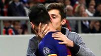 Seorang suporter mencium Lionel Messi pada laga Olympiakos melawan Barcelona di Georgios Karaiskakis, Selasa (31/10/2017). (AP Photo/Thanassis Stavrakis)