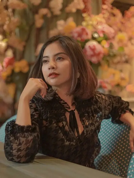 "Dari dulu emang tertutup banget sih. Cuma dulu kan permasalahannya aku pernah pacaran sama publik figur akhirnya pada tahu. Sebenarnya aku tipikal yang nggak mau umbar-umbar privasi aku," jelas Tiwi eks T2. (Instagram/tentangtiwi)