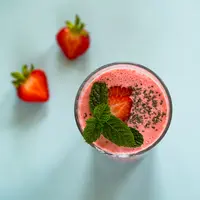 ilustrasi resep strawberry smoothies/Joanna Kosinska/shutterstock