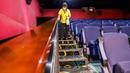 Seorang staf mendisinfeksi susuran tangga di sebuah bioskop di Zunhua, Provinsi Hebei, China pada 19 Juli 2020. Bioskop di area-area berisiko rendah di China diizinkan kembali beroperasi mulai 20 Juli menyusul perkembangan positif terkait situasi epidemi COVID-19. (Xinhua/Liu Mancang)