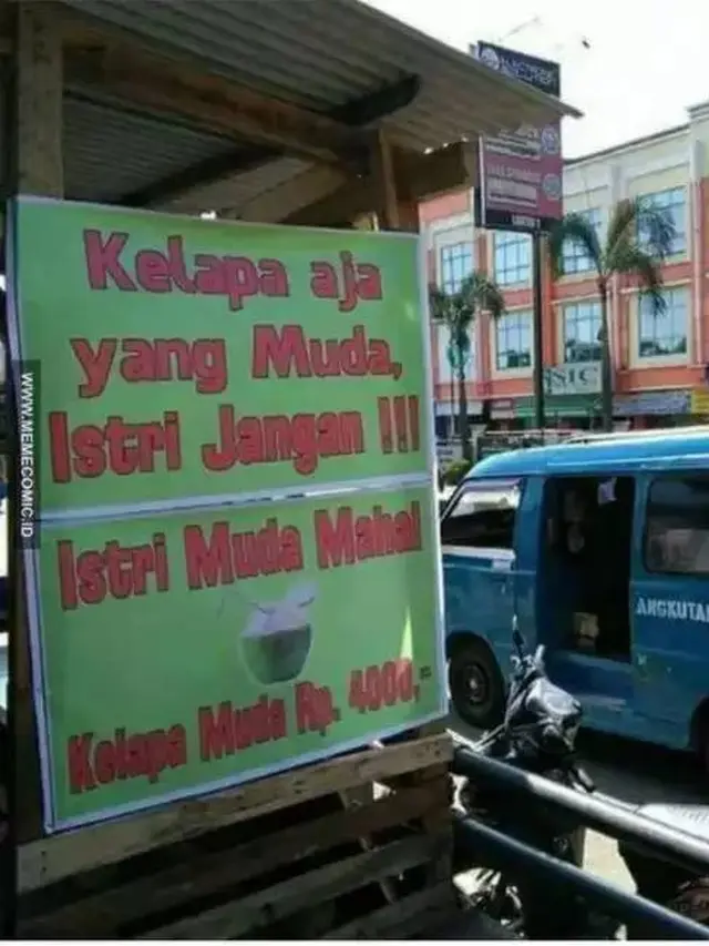8 Potret Nyeleneh Penjual Es Kelapa Muda yang Bikin Pembeli Salah Fokus