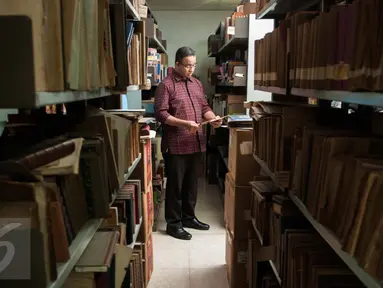 Gubernur DKI Jakarta terpilih, Anies Baswedan mengunjungi Pusat Dokumentasi Sastra (PDS) HB Jassin di Cikini, Menteng, Jakarta Pusat, Selasa (16/5). Anies meninjau koleksi karya-karya sastra yang ada. (Liputan6.com/Gempur M Surya)