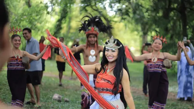 Krisdayanti dan Keluarga Tampil Dibalut Baju Adat Timor Leste. [@krisdayantilemos]