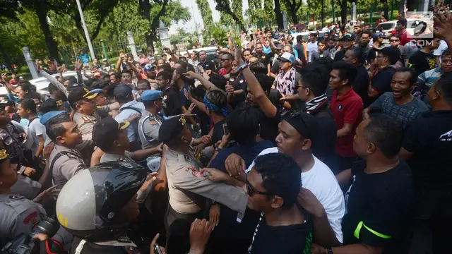 Tuntut Permenhub Dicabut, Massa Aliando Bersitegang Dengan Polisi