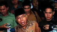 Mantan Menteri Sosial, Bachtiar Chamsyah, usai diperiksa KPK, di Jakarta, Selasa (21/9). Bachtiar diperiksa KPK berkaitan dengan dugaan korupsi pengadaan mesin jahit. (Antara)
