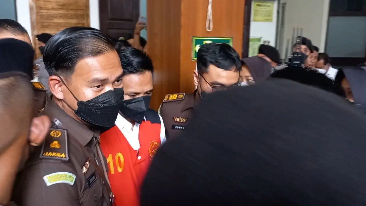PN Jaksel pada hari ini, Selasa (18/10/2022) menggelar sidang perdana untuk membacakan dakwaan terhadap Richard Eliezer Pudihang Lumiu alias Bharada E terkait pembunuhan berencana Brigadir J.