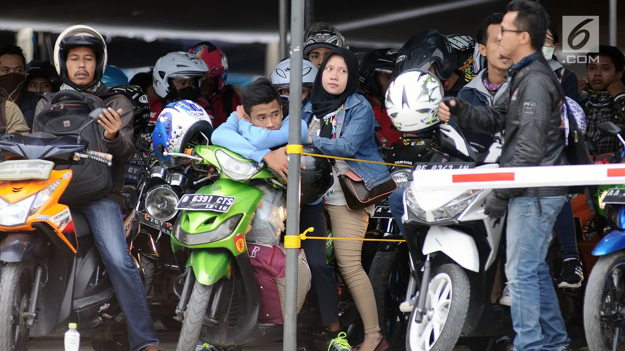 20170622-Pemudik Bermotor Menanti Waktu Menyeberang-Tebe