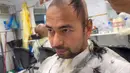 "Aku mau botakin rambut, mama Amy tuh nggak pernah ngasih gue botakin rambut. ‘Jangan!’ katanya," curhat Raffi Ahmad di YouTube. (Foto: YouTube/ Rans Entertainment)