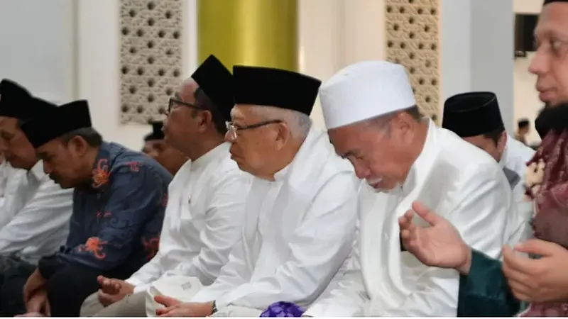Wapres RI Ma’ruf Amin saat berada di dalam masjid Agung Awwal Fathul Mubien, Kota Manado, Sulut, Rabu (3/4/2024).