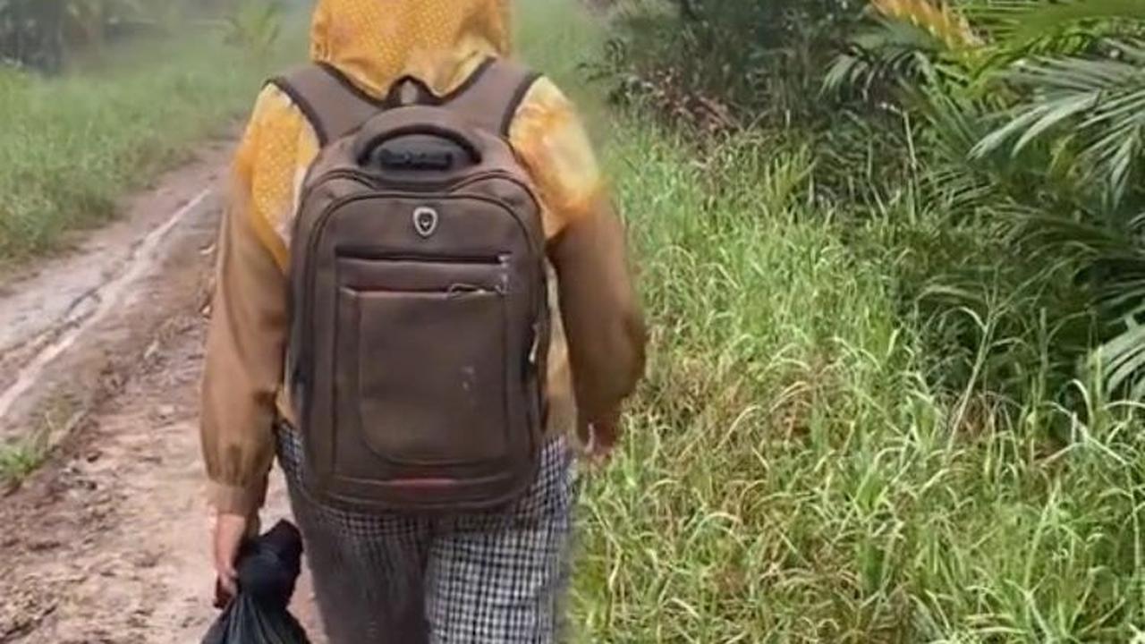 Meski hujan badai melanda, ia dan teman-teman gurunya akan tetap berjalan kaki ke sekolah demi mengajar murid-muridnya. Meski terkadang terjatuh saat melewati jalanan becek berlumpur hingga kelelahan, mereka tetap mengutamakan para muridnya.