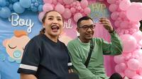 Mpok Alpa berbahagia lantaran tengah menanti kelahiran anak ketiga yang diprediksi bayi kembar berjenis kelamin laki-laki. Ia ngaku malah suka dandan.