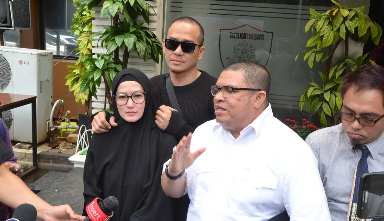 Kurang lebih Lyra dan kuasa hukumnya di dalam gedung Direktorat Reserse Krimsus. Setelah itu kembali dengan kecewa lantaran pihak pelapor Lasty Annisa tidak hadir. (Nurwahyunan/Bintang.com)