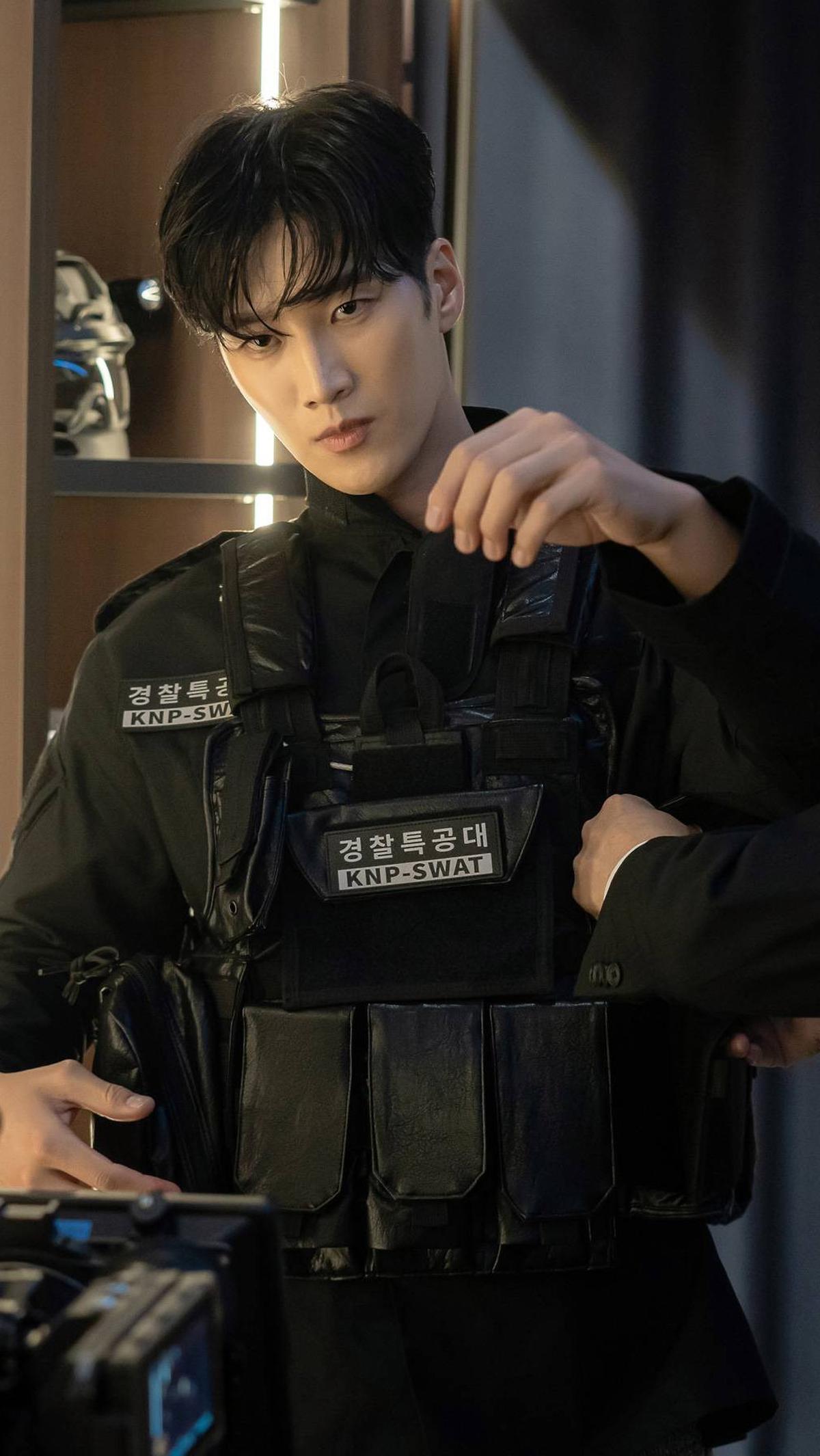 1.&nbsp;Ahn Bo Hyun Sebagai Jin Yi Soo